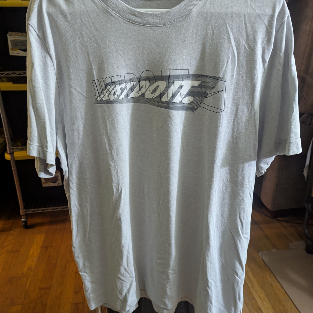 NWOT Nike Men's Gray T-Shirt